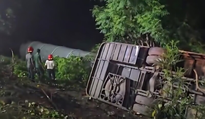 Tragic Bus Accident Claims 14 Lives in Pakistan