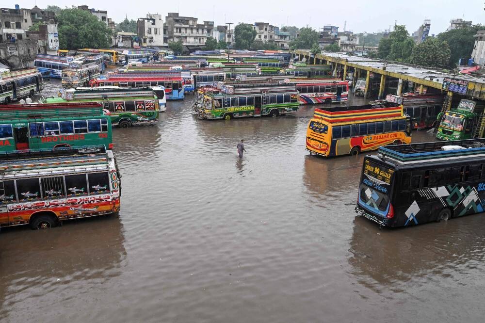 Сильное наводнение в Лахоре вызывает жертвы
