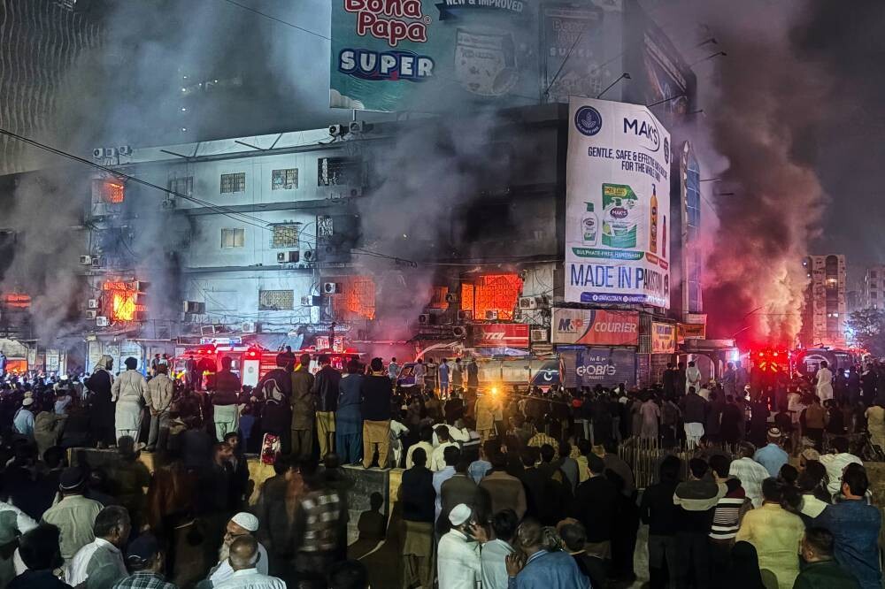 Massive Fire in Karachi Kills Six