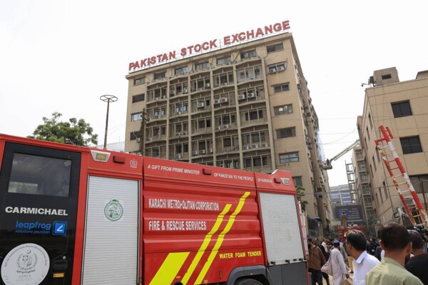 Пакистанская фондовая биржа возобновляет торги после пожара